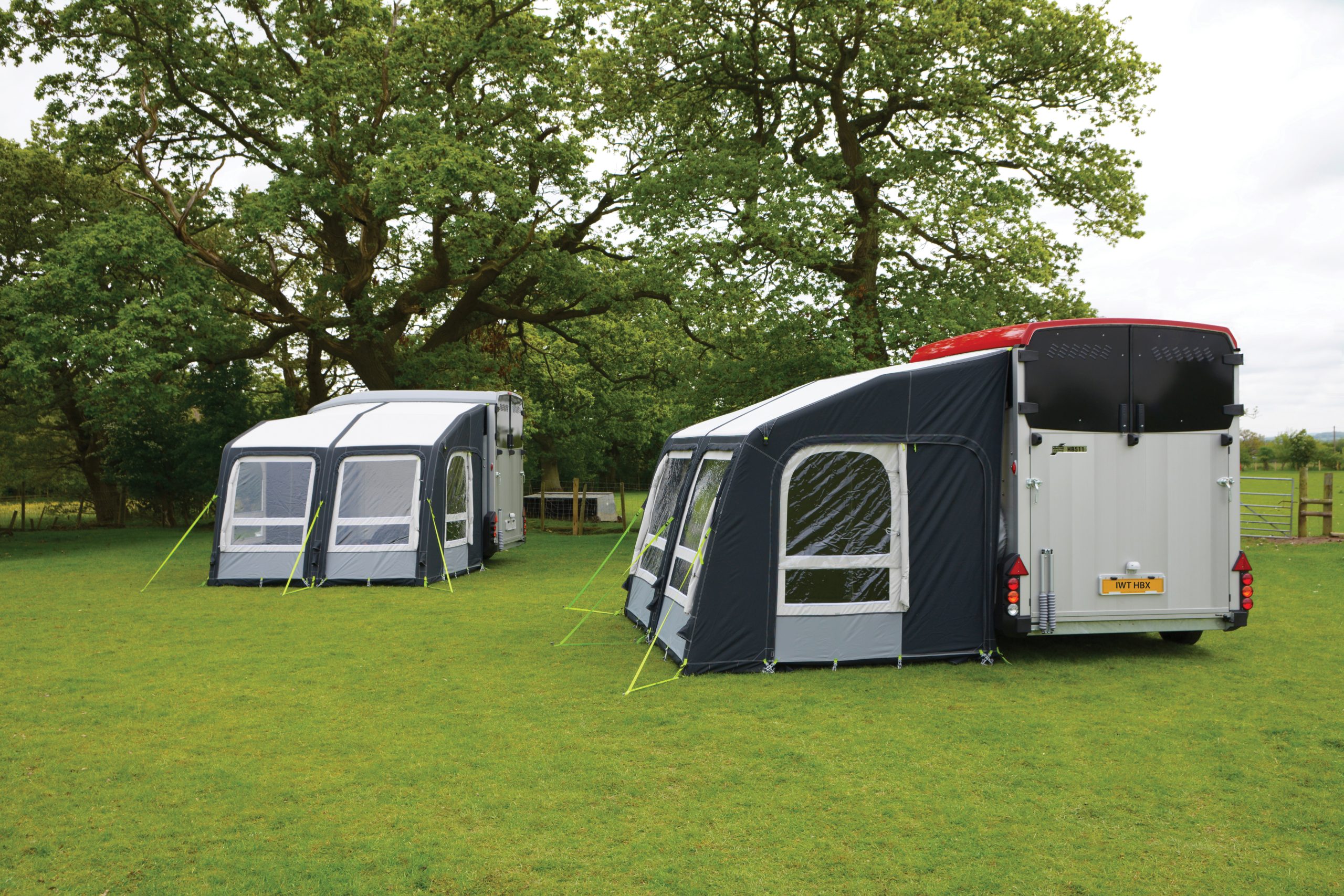Ifor Williams hasttransport HBX red and silver awning